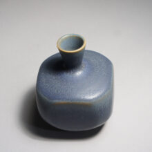 Anders Dolk, Bältarbo Sweden. Signed minature vase in stoneware with harefur glaze. Miniatyrvas i stengods med harpälsglasyr. Wigerdals.