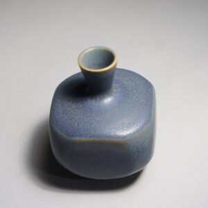 Anders Dolk, Bältarbo Sweden. Signed minature vase in stoneware with harefur glaze. Miniatyrvas i stengods med harpälsglasyr. Wigerdals.