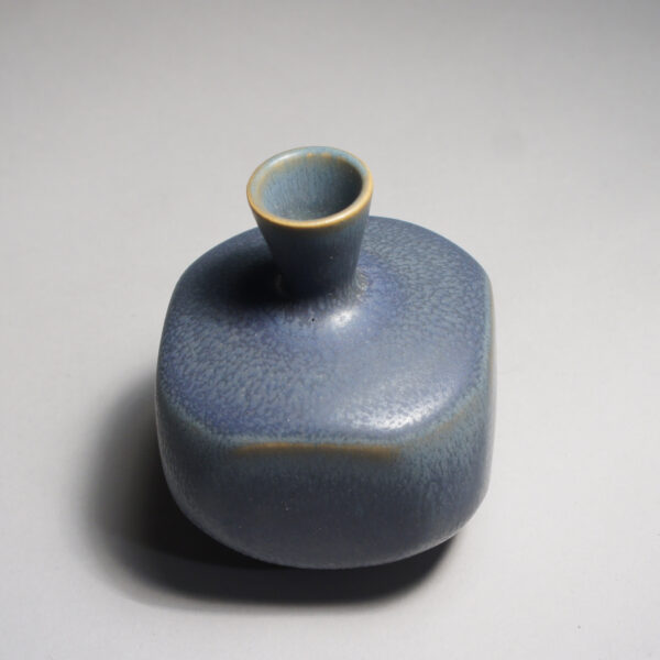 Anders Dolk, Bältarbo Sweden. Signed minature vase in stoneware with harefur glaze. Miniatyrvas i stengods med harpälsglasyr. Wigerdals.