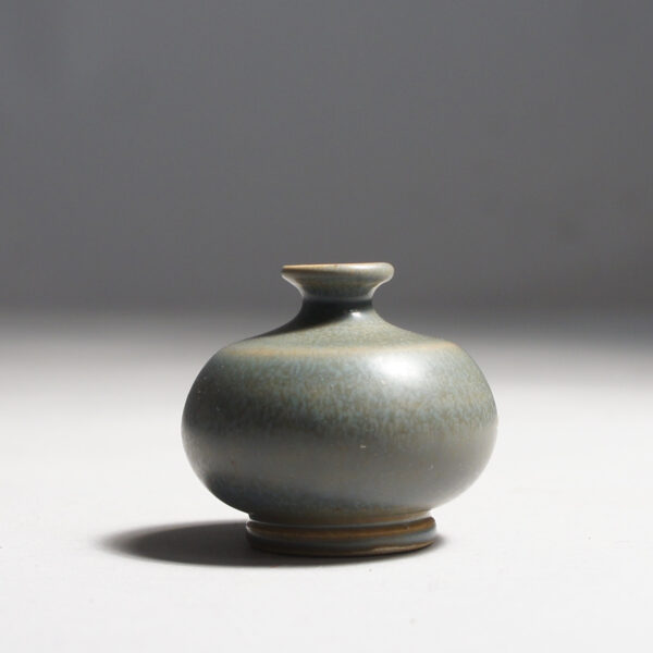Anders Dolk, Bältarbo Sweden. Signed minature vase in stoneware with harefur glaze. Miniatyrvas i stengods med harpälsglasyr. Wigerdals