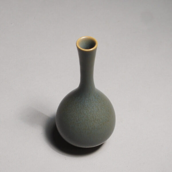 Anders Dolk, Bältarbo Sweden. Signed minature vase in stoneware with harefur glaze. Miniatyrvas i stegods harpälsglasyr Wigerdals Värld