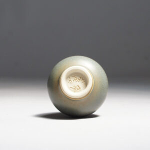 Anders Dolk, Bältarbo Sweden. Signed minature vase in stoneware with harefur glaze. Minityrvas stengods Wigerdals