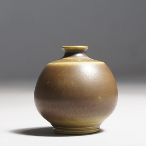 Anders Dolk, Bältarbo Sweden. Signed minature vase in stoneware with harefur glaze. Minityrvas i stengods harpälsglasyr wigerdals värld