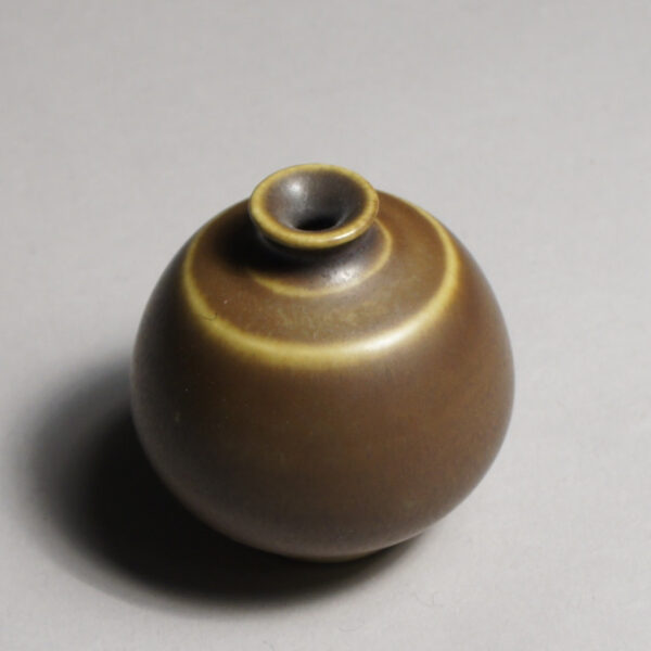 Anders Dolk, Bältarbo Sweden. Signed minature vase in stoneware with harefur glaze. Minityrvas i stengods harpälsglasyr Wigerdals Värld