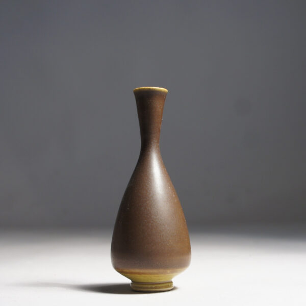 Anders Dolk, Bältarbo Sweden. Signed minature vase in stoneware with harefur glaze. Minityrvas i stengods harpälsglasyr Wigerdals
