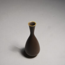 Anders Dolk, Bältarbo Sweden. Signed minature vase in stoneware with harefur glaze. Miniatyr i stengods