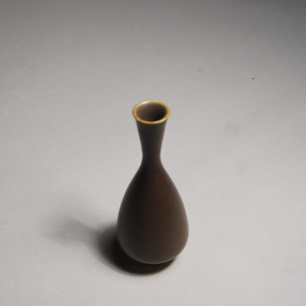 Anders Dolk, Bältarbo Sweden. Signed minature vase in stoneware with harefur glaze. Miniatyr i stengods