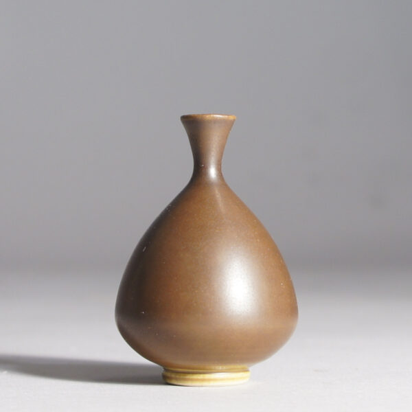 Anders Dolk, Bältarbo Sweden. Signed minature vase in stoneware with harefur glaze. Minityrvas i stengods med harpälsglasyr. Wigerdals