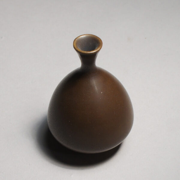 Anders Dolk, Bältarbo Sweden. Signed minature vase in stoneware with harefur glaze.