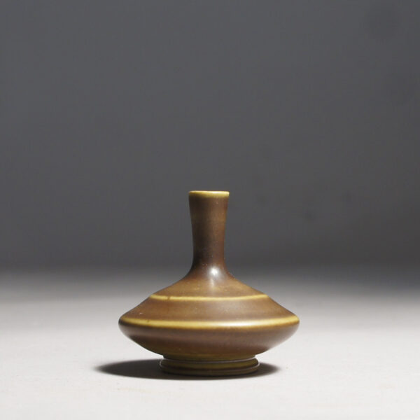 Anders Dolk, Bältarbo Sweden. Signed minature vase in stoneware with harefur glaze. Miniatyrvas i stegods. Wigerdals Värld