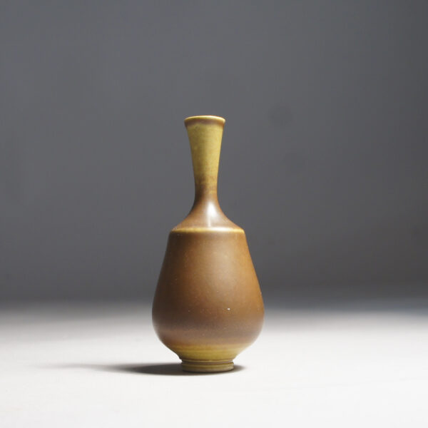 Anders Dolke, Bältarbo Sweden. Signed minature vase in stoneware with harefur glaze. Miniatyrvas i stengods. Wigerdals
