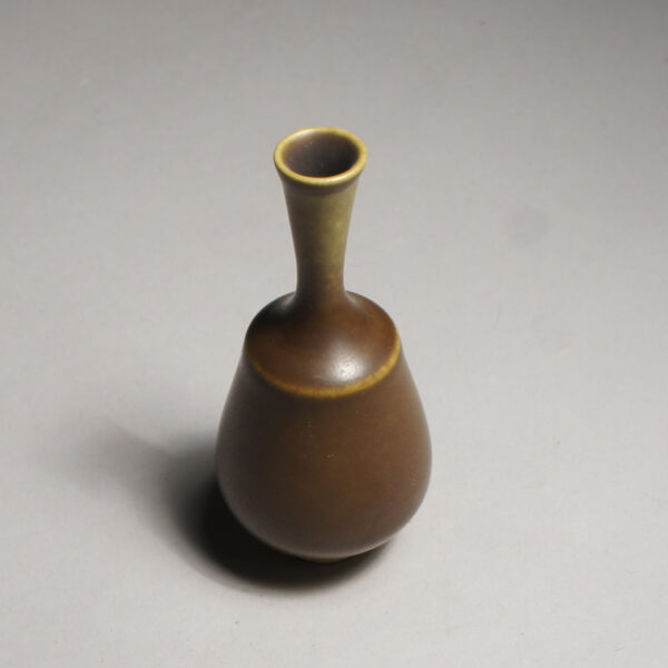 Anders Dolk, Bältarbo Sweden. Signed minature vase in stoneware with harefur glaze. Miniatyrvas i stengods. Wigerdal.com