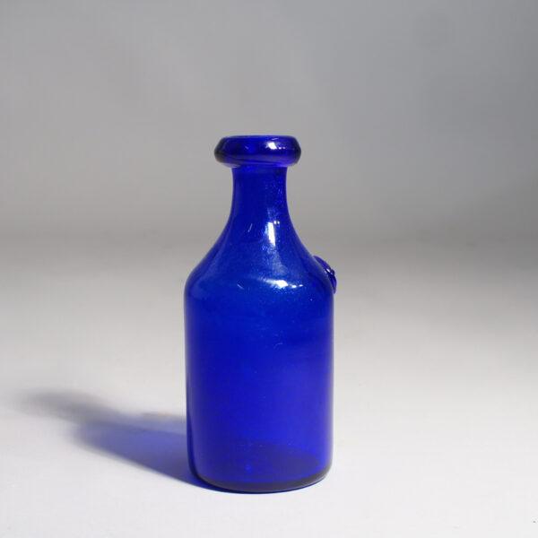 Erik Höglund for Kosta, Sweden blue glass vase. blå glas vas Wigerdal