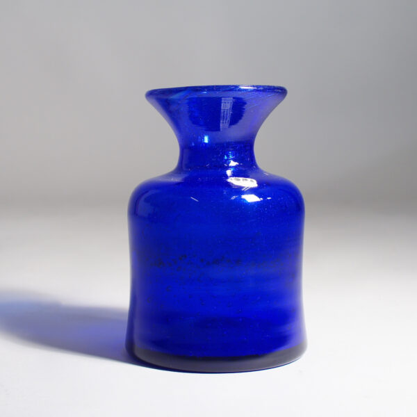 Erik Höglund for Kosta, Sweden blue glass vase. Blå glasvas.