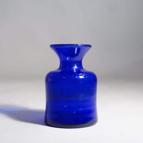 Erik Höglund for Kosta, Sweden blue glass vase. Blå glasvas