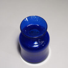Erik Höglund for Kosta, Sweden blue glass vase. Blår glasvas Wigerdals
