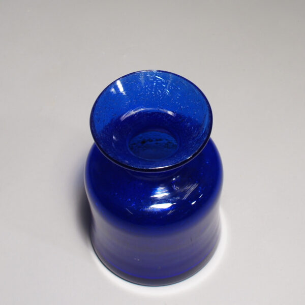 Erik Höglund for Kosta, Sweden blue glass vase. Blår glasvas Wigerdals