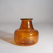 Erik Höglund för Kosta, Sweden brown glass vase. Brun glasvas Wigerdals