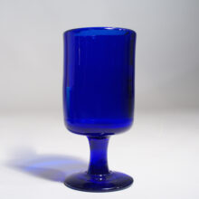 Erik Höglund för Kosta, Sweden blue glass vase on foot. Blå glasvas på fot Wigerdals