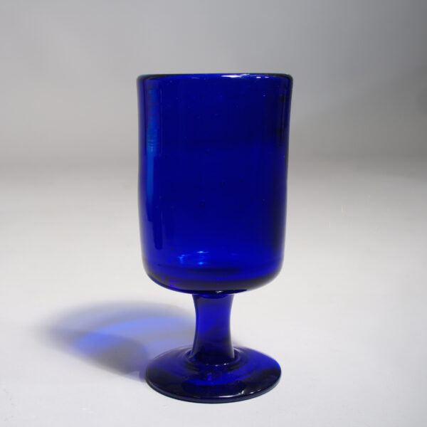 Erik Höglund för Kosta, Sweden blue glass vase on foot. Blå glasvas på fot Wigerdals
