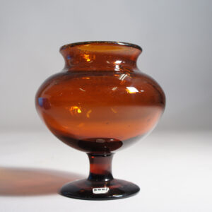 Erik Höglund för Kosta, Sweden brown glass bowl on foot. Brun glasskål på fot. Wigerdals Värld