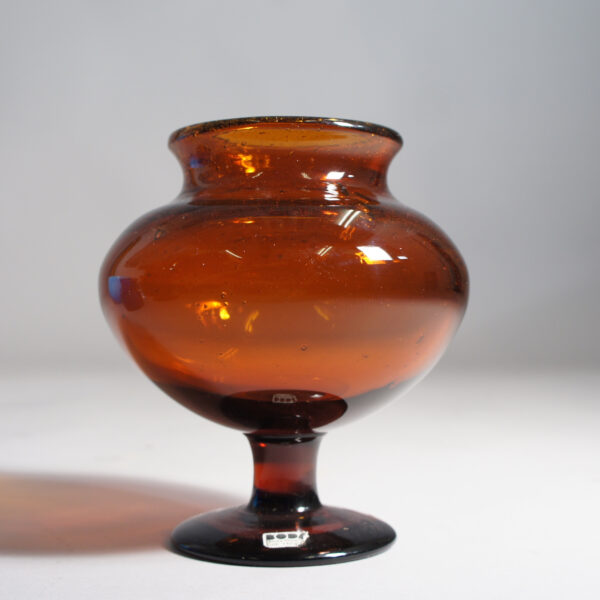 Erik Höglund för Kosta, Sweden brown glass bowl on foot. Brun glasskål på fot. Wigerdals Värld