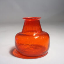 Erik Höglund för Kosta, Sweden red glass vase. Röd glasvas Wigerdals Värld