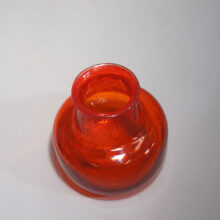 Erik Höglund för Kosta, Sweden red glass vase. Röd glasvas Wigerdals Värld