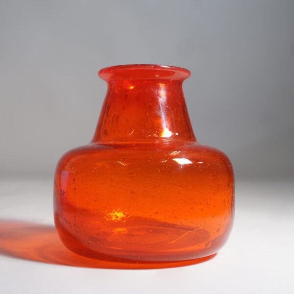 Erik Höglund for Kosta, Sweden red glass vase. röd glasvas Wigerdals