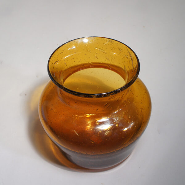 Erik Höglund för Kosta, Sweden brown glass vase. Brun glasvas Wigerdals