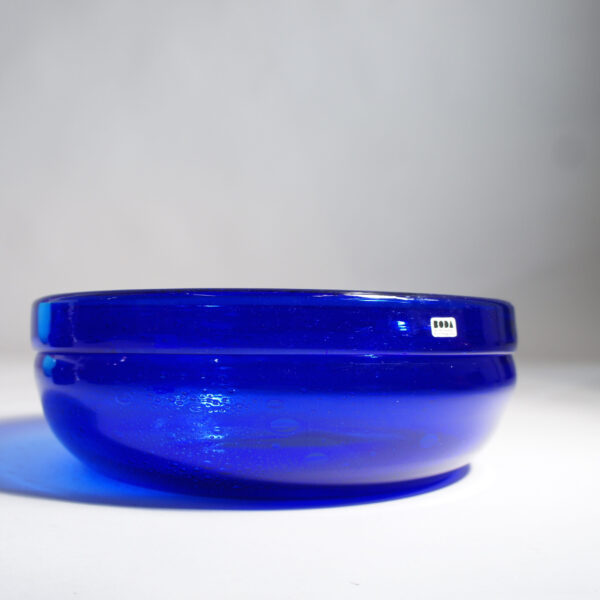 Erik Höglund för Kosta, Sweden blue glass bowl. Blå glasskål Wigedals Värld