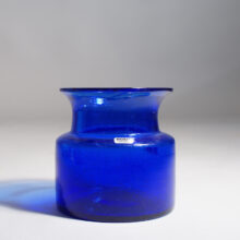 Erik Höglund for Kosta, Sweden glass vase. Blå glas vas Wigerdals