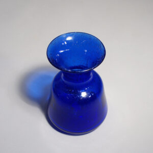 Erik Höglund för Kosta, Sweden glass vase. blå glasvas Wigerdals Värld