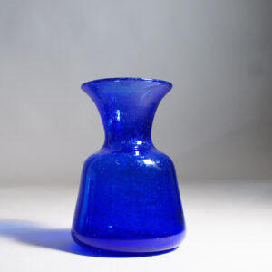 Erik Höglund för Kosta, Sweden glass vase. Blå glasvas Wigerdals