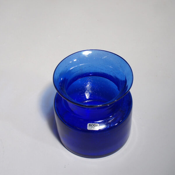 Erik Höglund för Kosta, Sweden glass vase. blå glasvas Wigerdals