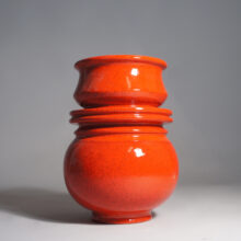 Red ceramic vase by Kjell Knekta 1980's. Wigerdals Värld vas