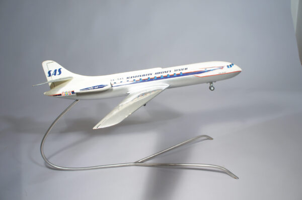 Sud Aviation Caravelle model on stand. SAS Scandinavian Airlines System. Resebyråplan flygplansmodell på stativ Wigerdals Värld