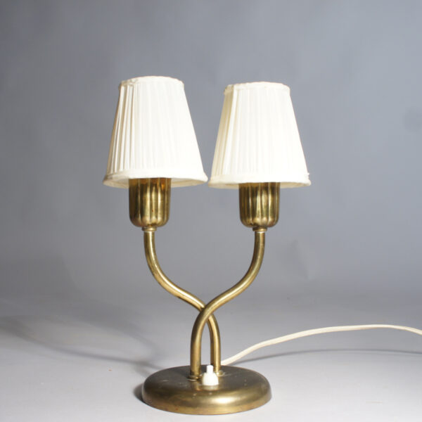 1950s double armed desk lamp in brass by Böhlmarks, Sweden. Tvåarmad bordslampa i mässing Wigerdals