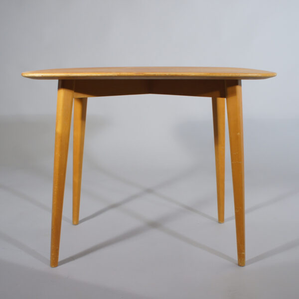 Elias Svedberg for NK, Nordiska Kompaniet. 1950's Side table in birch.