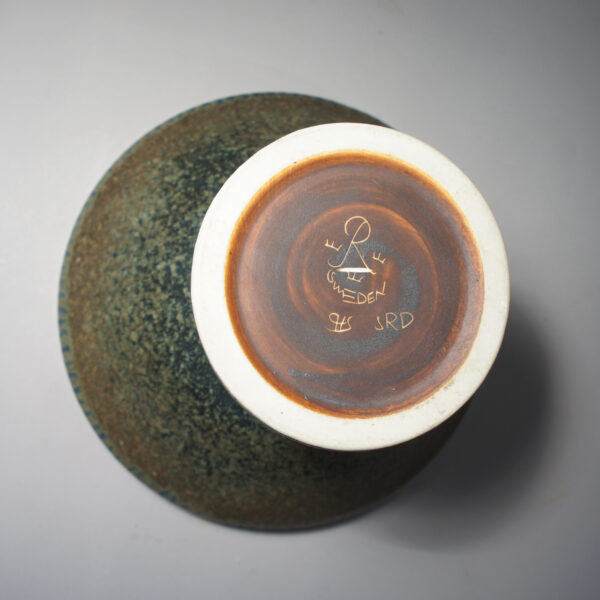Carl-Harry Stålhane for Rörstrand, Sweden. Signed bowl on foot in stoneware. Skål på fot i stengods Wigerdals