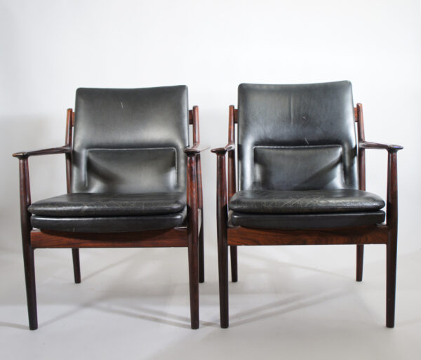 Arne Vodder for Sibast, Denmark. Arm chair in rosewood and leather. Mod 431. Karmstolar i jakaranda svart skinn Wigerdals Värld
