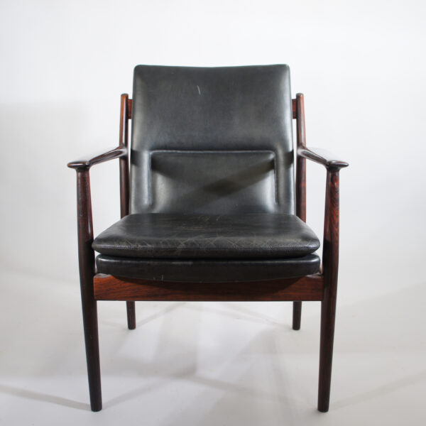 Arne Vodder for Sibast, Denmark. Arm chair in rosewood and leather. Mod 431.Karmstol i jakaranda och svart skinn. Wigerdals Värld