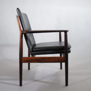 Arne Vodder for Sibast, Denmark. Arm chair in rosewood and leather. Mod 431. Karmstol i jakaranda och svart skinn. Wigerdals Värld