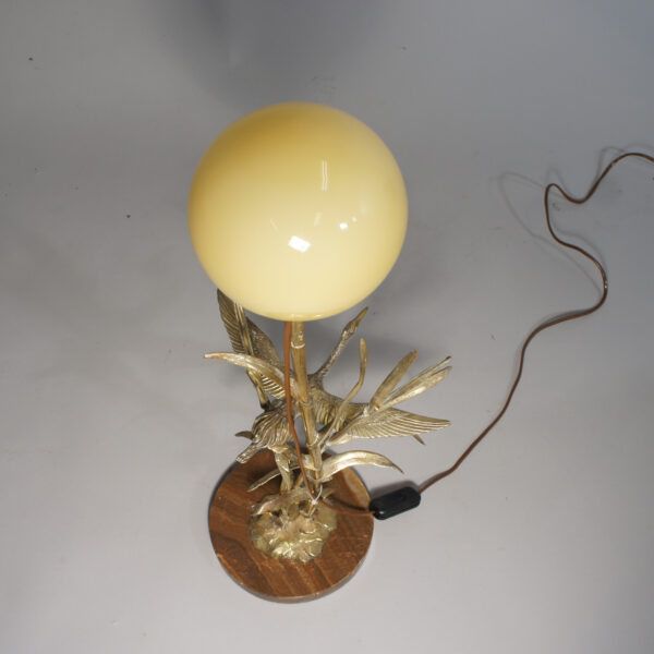 Desk lamp in brass, marbel and glass with bird sculpture. Bordslampa i mässing fot i sten kupa i glas. Wigerdals