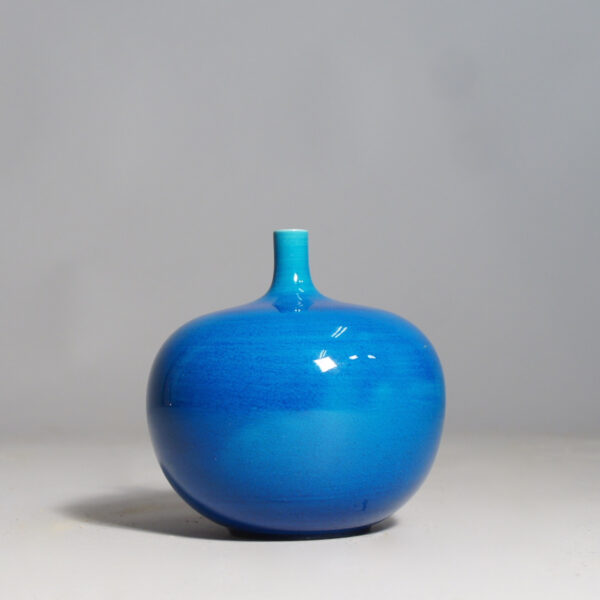 Carl-Harry Stålhane. Vase in stoneware with blue glaze. Vas i stengods Wigerdals Värld
