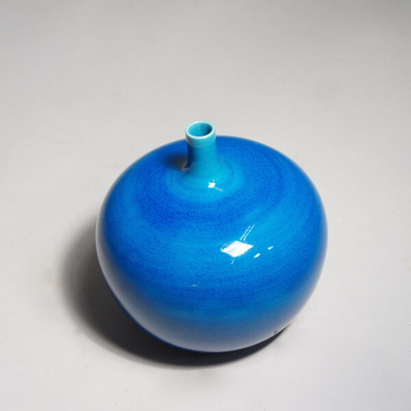 Carl-Harry Stålhane. Vase in stoneware with blue glaze. Vas i stengodsa med blå glasyr Wigerdals Värld