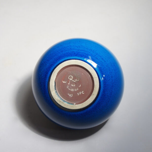 Carl-Harry Stålhane. Vase in stoneware with blue glaze. Vas i stengods med blå glasyr Wigerdals Värld