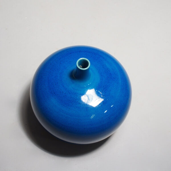 Carl-Harry Stålhane. Vase in stoneware with blue glaze. Vas i stengods med blå glasyr Wigerdals.Värld