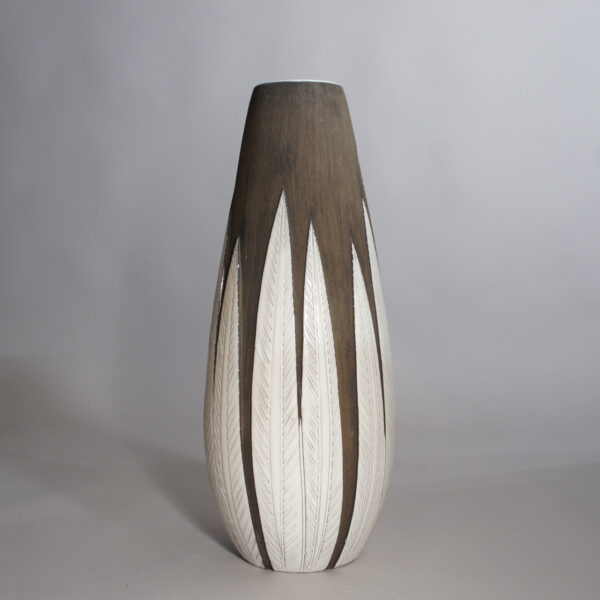 Anna-Lisa Thomson for Ekeby, Sweden. "Paprika" Floor vase in stoneware. Golvvas Wigerdals
