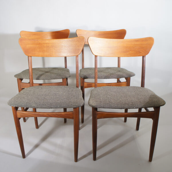 Dining chair in teak by Schionning and Elgaard, Denmark. 4 st matstolar i teak. Wigerdals Värld